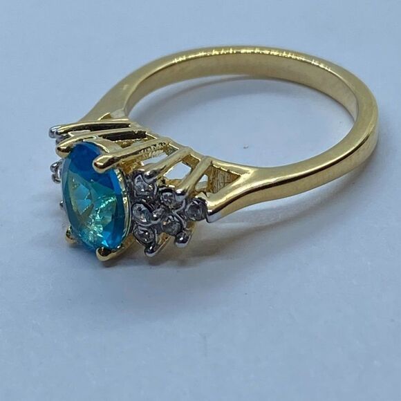 Stunning Sz 6 Gold Tone Blue Crystal Ring Made with Swarovski Crystals - Picture 6 of 11